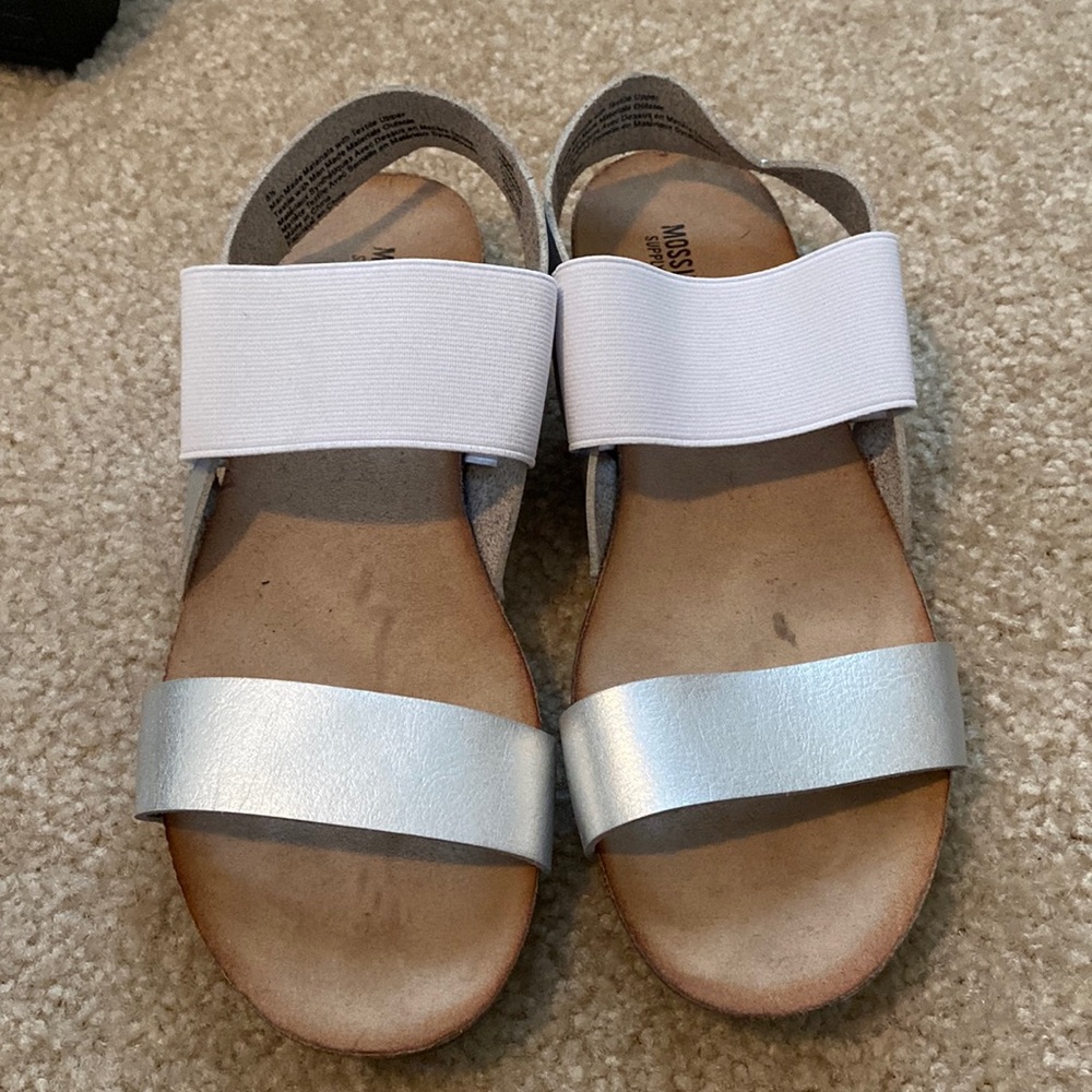 Elastic sandals